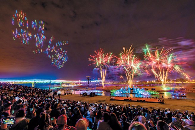 今年南投灯会的音乐光雕水舞秀将搭配烟火与无人机秀，华丽登场。（图／南投县政府观光处）

