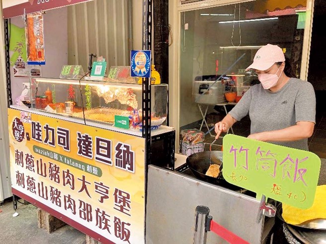 消费者可前往张贴有卫生局辅导计画通过店家奖章贴纸店家安心用餐。（图／南投县政府卫生局）

