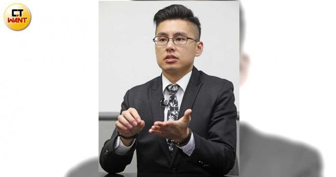 律师江皇桦提醒雇主最好熟悉《劳基法》以及《性平法》，另外记得做「资遣通报」，以免遭求职蟑螂鱼肉。（图／赵世勋摄）