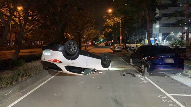 黄女驾车衝撞路边特斯拉，休旅车翻覆四轮朝天，抽血检测发现她是酒驾。（翻摄画面）