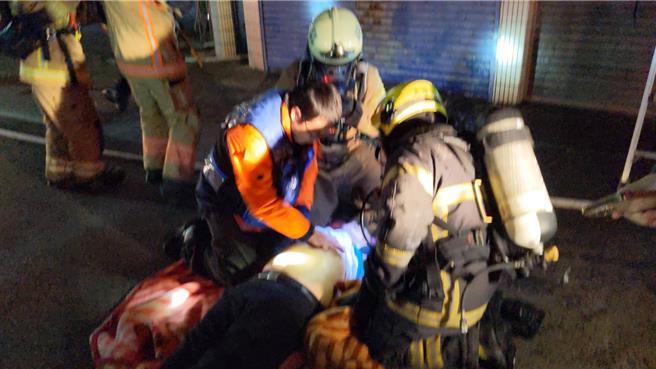 受困在屋內的男子被救出後送醫救治。（讀者提供／曹婷婷台南傳真）