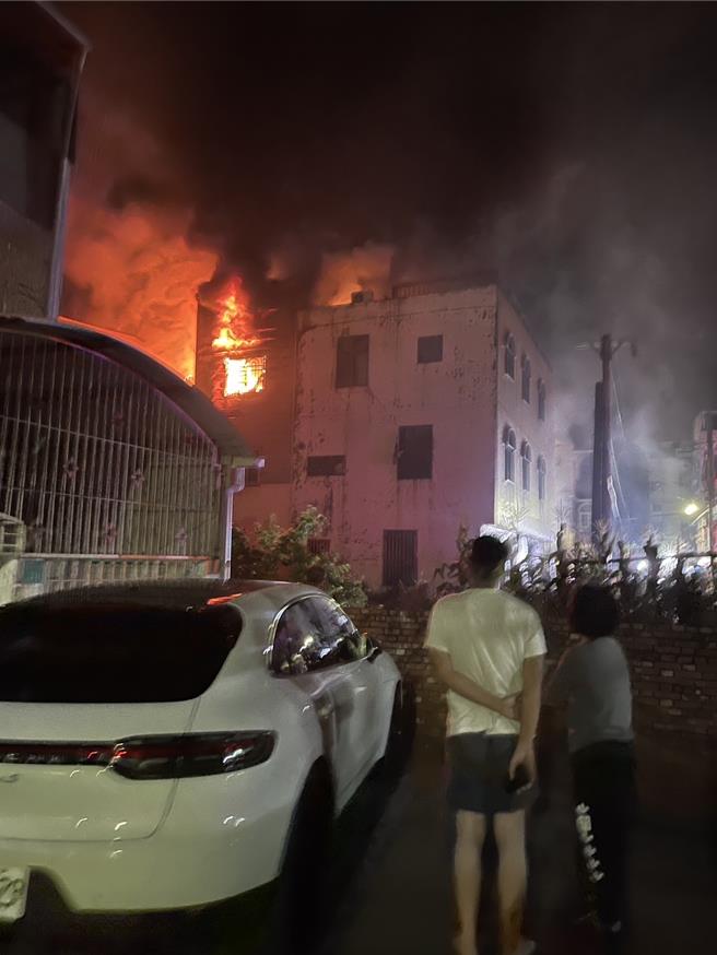 永康區一戶透天厝12日深夜失火，竄出濃烈火舌。（讀者提供／曹婷婷台南傳真）