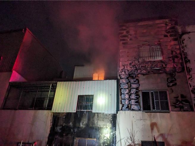 火勢還延燒到鄰戶。（讀者提供／曹婷婷台南傳真）