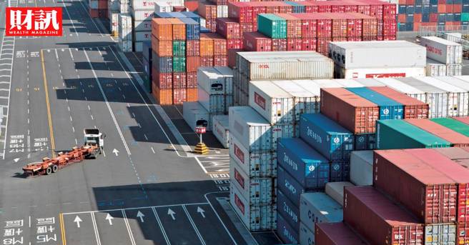 红海危机造成短线运能吃紧，带动货柜航运运价大涨，航海王股价随之飙升；但即将迎来新船下水高峰，未来两年供过于求仍牵制运价表现。(图/财讯提供)