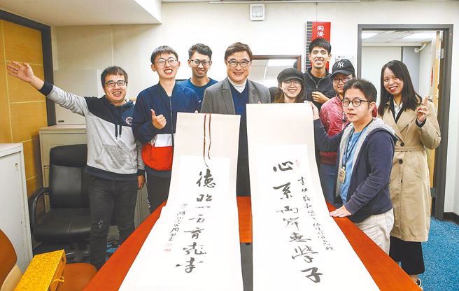 由於兩岸情勢未明，近日大陸許多省市紛紛暫停陸生赴台交換政策。圖為2020年12月，多所大學陸生及家長，贈送字帖給世新大學副校長李功勤（中）表達感謝。（鄧博仁攝）