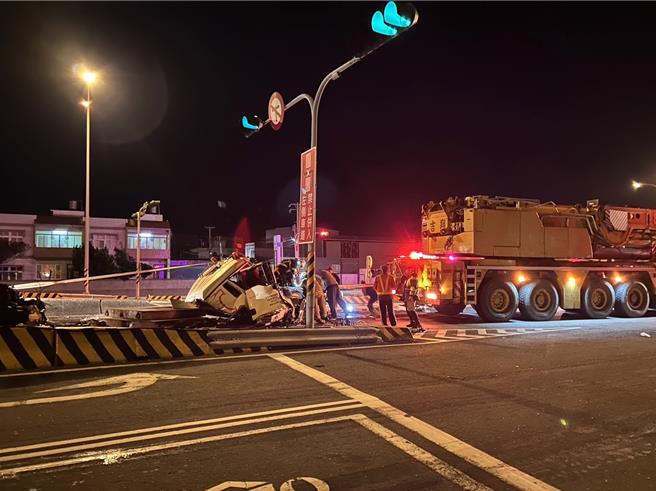 竹北凤鼻隧道前一辆拖板车煞车不及撞上前方砂石车，导致拖板车驾驶受困车内无呼吸心跳。（民眾提供／邱立雅竹县传真）