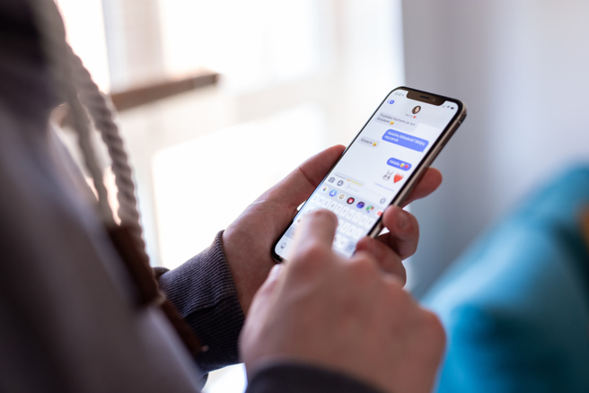 女网友表示，暧昧对象请她帮忙一件事，还对她说「乖」，她好奇对方讲这个字代表什么。（示意图／Shutterstock）