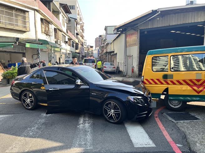 桃园市中坜区惠州街、吉长二街口，12日上午发生娃娃车、轿车擦撞事故。（翻摄照片／蔡明亘桃园传真）