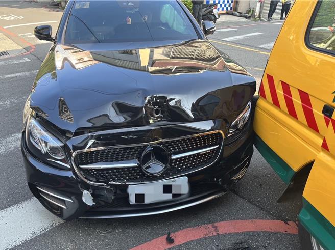 桃园市中坜区惠州街、吉长二街口，12日上午发生娃娃车、轿车擦撞事故，娃娃车上共3人受伤送医治疗。（翻摄照片／蔡明亘桃园传真）