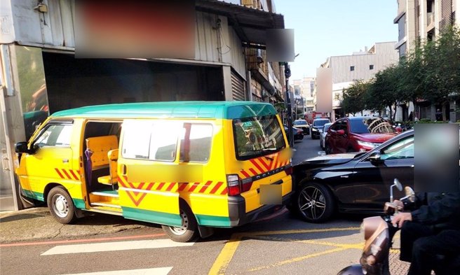 桃园市中坜区惠州街、吉长二街口，12日上午发生娃娃车、轿车擦撞事故。（翻摄照片／蔡明亘桃园传真）