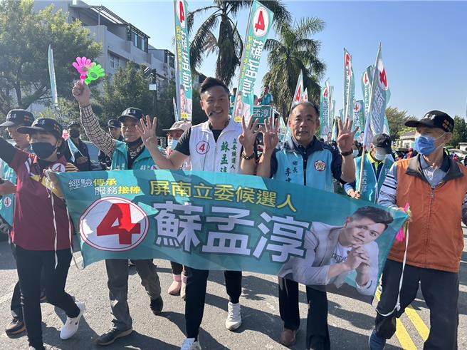 2024大選倒數計時，屏東二選區（屏南）立委候選人民進黨籍徐富癸、無黨籍蘇孟淳12日分別車掃、徒步遊行力搏選民支持。（謝佳潾攝）