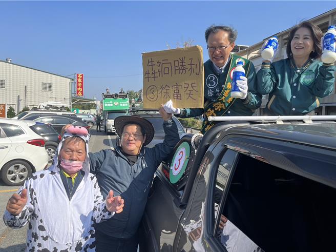 2024大選倒數計時，屏東二選區（屏南）立委候選人民進黨籍徐富癸、無黨籍蘇孟淳12日分別車掃、徒步遊行力搏選民支持。（徐富癸陣營提供／謝佳潾屏東傳真）
