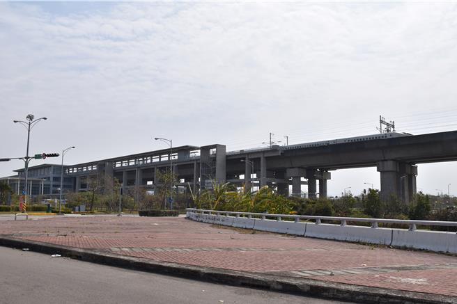 前行政院長毛治國曾經協調高鐵基金購買苗栗縣政府持有的高鐵車站特區近百億價值土地，卻被時任民進黨立委葉宜津出來擋掉。（謝明俊攝）