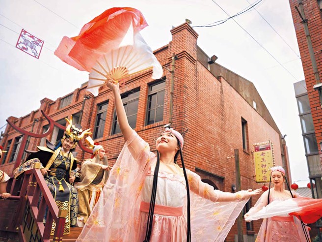 傳藝駐園大戲「怪盜．神判．綠珍珠」每日踩街演出，讓遊客目不轉睛。（圖／全聯善美的文化藝術基金會提供）