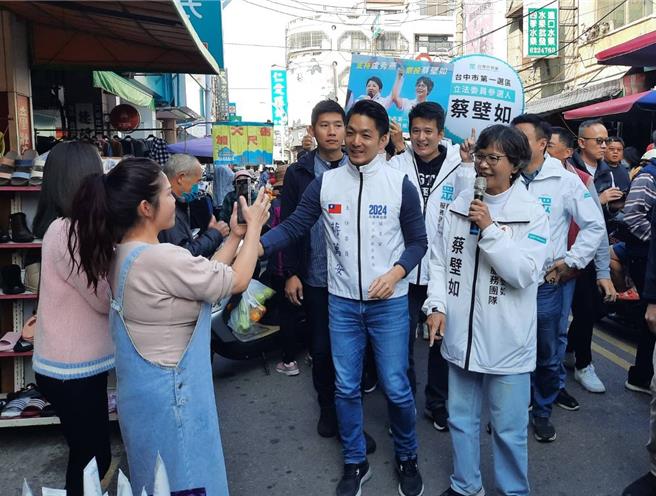 台北市長蔣萬安（右二）12日到台中為民眾黨一選區立委候選人蔡壁如（右）輔選，2人徒步進到清水第一菜市場，立即被市場婆婆媽媽熱情包圍，搶拍照。（張妍溱攝）