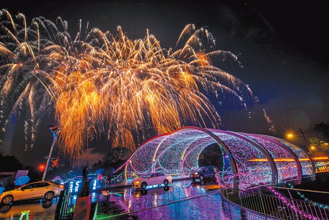 「2024冬山舊河港燈節」於1月14日啟動點燈儀式，當日晚上7時至8時有蘋果劇團的演出，晚上8時24分還能欣賞長達3分鐘的高空煙火秀，迎接新年的到來。（圖／冬山鄉公所提供）