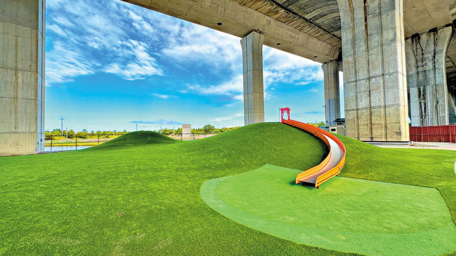 武淵村水火同源親子公園第2期園區在國道五號及高架路面下半戶外的閒置空間，打造了公共休閒空間的新據點。（圖／冬山鄉公所提供）