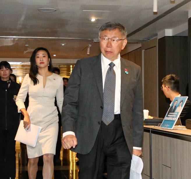 台湾民眾党总统候选人柯文哲（前）和副总统候选人吴欣盈（后）12日在台北晶华酒店举行国际记者会，两人一起步入会场。（赵双杰摄）