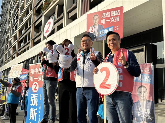 台北市第一選區三腳督戰至最後一刻，民進黨立委吳思瑤、國民黨立委候選人張斯綱與以無黨籍參選的新黨市議員侯漢廷12日早上齊聚士林區天母拜票。(黃敬文攝)