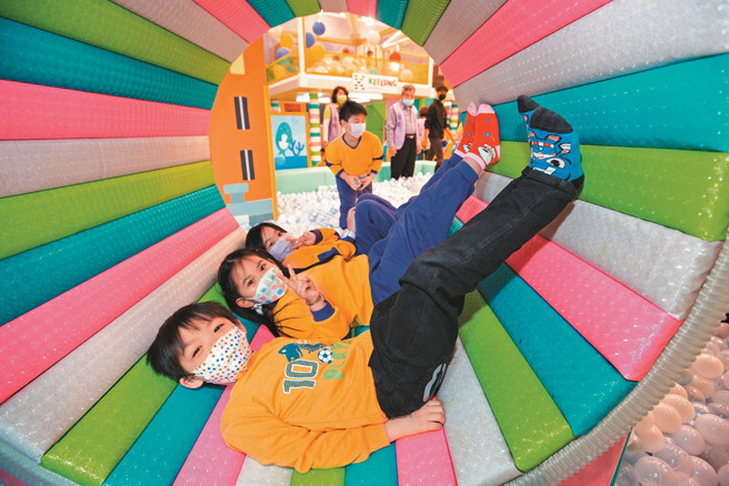 在基隆室内儿童乐园里，孩子们相互之间的互动，也可以让孩子的童年更完整、快乐。（图／基隆市政府提供）