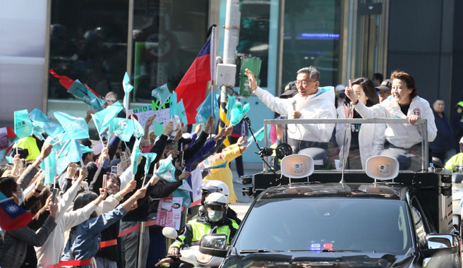 侯友宜质疑联合政府是绿白合作？柯文哲反呛，每天操作弃保没招了。（张铠乙摄）