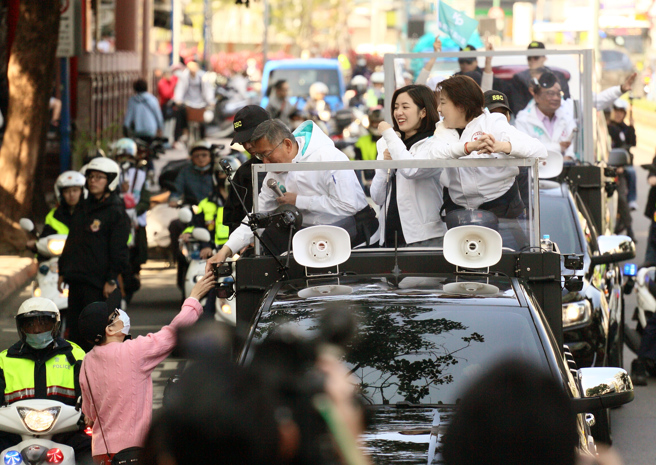 侯友宜质疑联合政府是绿白合作？柯文哲反呛，每天操作弃保没招了。（张铠乙摄）