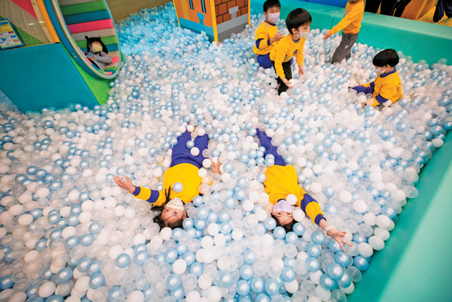 目前已经落成的基隆室内儿童乐园都有大面积的球池，让孩子们开心不已。（图／基隆市政府提供）