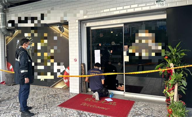 今日早晨6时许，高雄博爱一路某间桌游店闯进2名歹徒，并对着天花板持枪射击。（高市三民一分局提供／杨舒婷高雄传真）