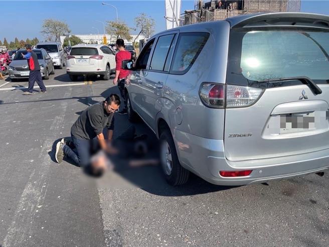 彰化县63岁许姓男子驾车突心肌梗塞发作，他被警方拉下车急救后，再由担任救护员的热心民眾继续以心肺復甦术急救。（警方提供／孙英哲彰化传真）