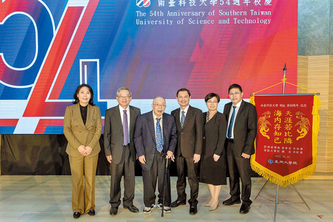 南臺科技大學董事長張信雄（左三）、校長吳誠文（左二）、韓國東岡大學社會福祉學院院長Mi-Ok Song（左一）、教務長Soon-Ah Ham（右二）、 越南胡志明農林大學副校長Nguyen Tat Toan（右三）、品質保證中心主任Vo Van Viet（右一）於創校54周年校慶典禮合影。（圖／南臺科技大學）

