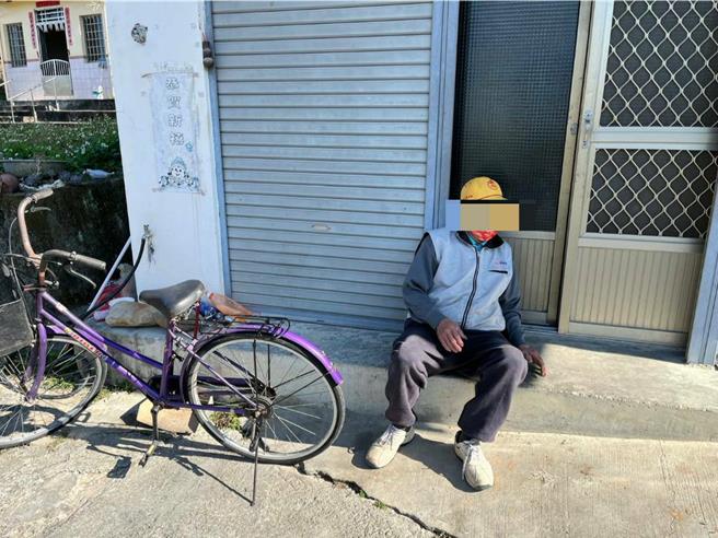 老翁日前騎腳踏車要到市場採買，騎了2公里後身體突然不適，趕緊下車坐在路邊休息。（警方提供）