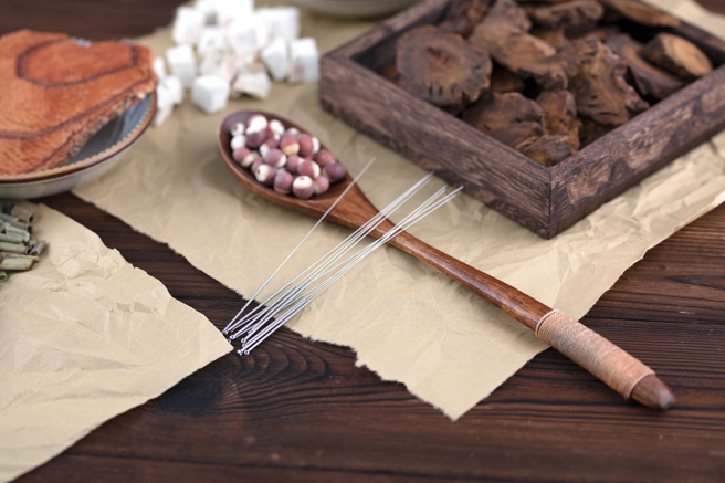 古代皇帝用膳前，太监会拿出银针试毒，专家则解释，这种方法对特定毒物才有效。(示意图/达志影像)