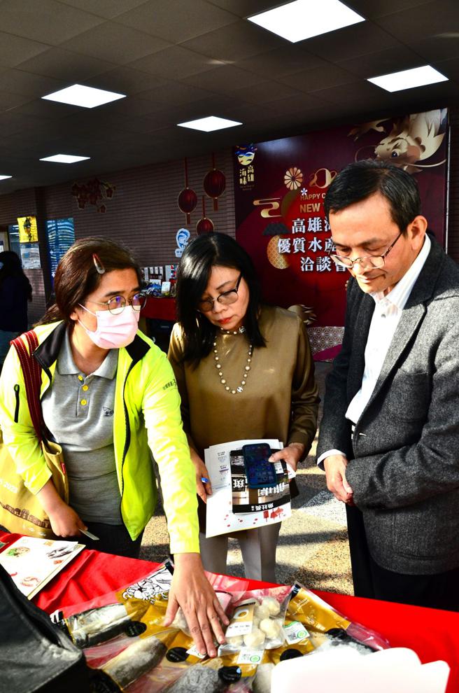 海洋局局長黃登福(右)陪同亞洲金貿易公司負責人張惠雪(中)與魚之達人水產公司了解產品（圖片來源：高雄市海洋局提供）