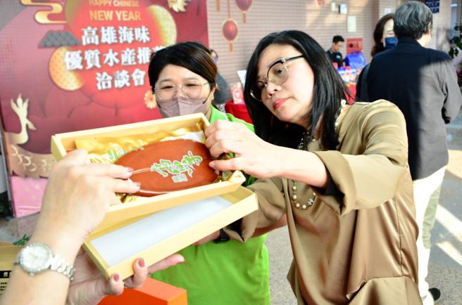 張惠雪(右)仔細了解凱亞養殖場的產品（圖片來源：高雄市海洋局提供）