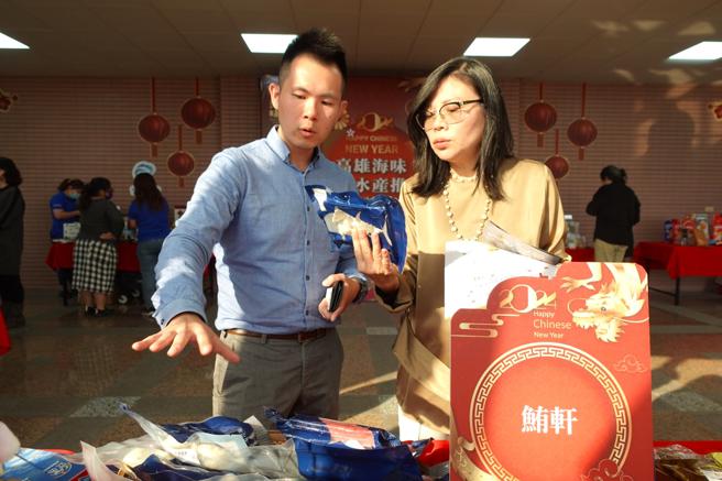 鮪軒公司向張惠雪(右)解說自家商品（圖片來源：高雄市海洋局提供）