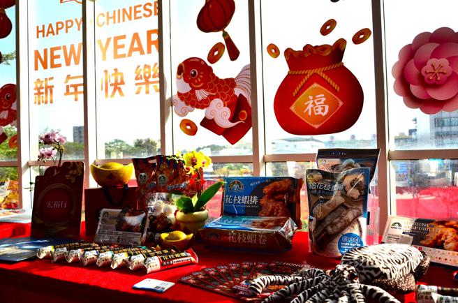 海味商家展示優質的冷凍加工產品、常溫及即食休閒等琳琅滿目多樣化特色產品（圖片來源：高雄市海洋局提供）