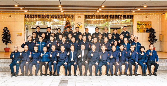 內政部長林右昌（右八）及警政署長黃明昭（左七）訪視新北警局選舉治安維護工作，期落實查賄及打詐、掃黑等治安重點工作。（圖／新北市警察局提供）