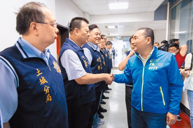 新北市長侯友宜赴新北市刑大慰問第一線警察同仁。（圖／新北市警察局提供）