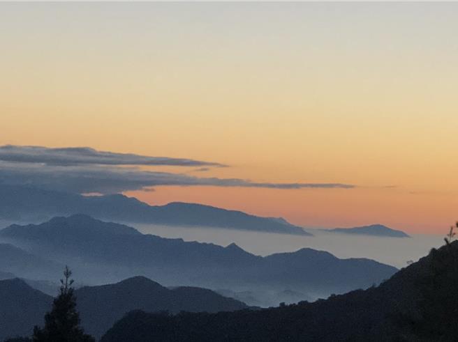 目前大雪山正值雲海季節，可看到波瀾壯闊的雲海及瑰麗絢爛的晚霞等美景。（林業及自然保育署台中分署提供）