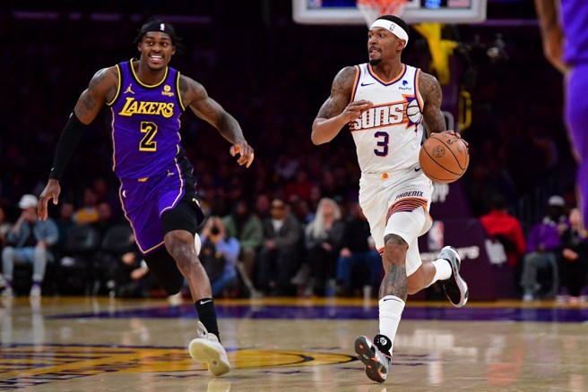 畢爾(右)12日轟下加盟太陽以來最高的37分。(路透)