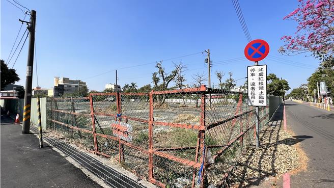 为舒缓新营火车站周边停车压力，台南市政府交通局向台铁公司承租三民路8巷的土地辟建公有路外停车场，预计今年9月开放启用。（张毓翎摄）