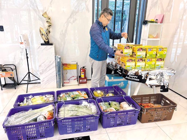 集结身边同事邻居动动手指轻松下订，专人送到家。（图／新北市果菜运销公司提供）