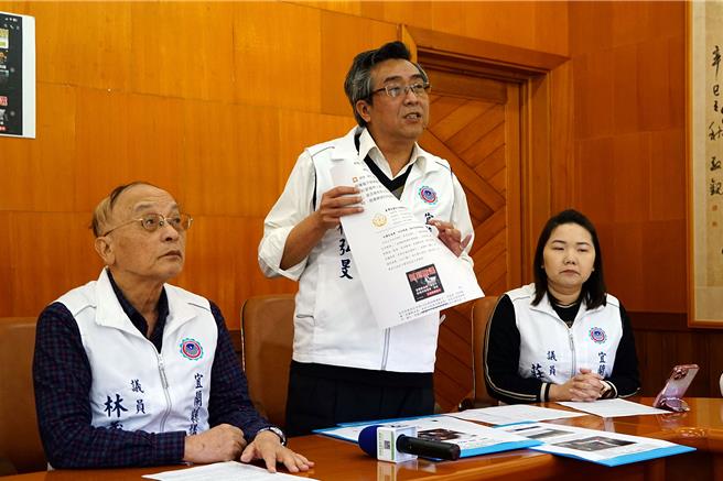 國民黨宜蘭縣議會黨團今天舉行記者會，縣議員楊弘旻（中）呼籲鄉親支持黃琤婷，不要被不實訊息影響。（李忠一攝）