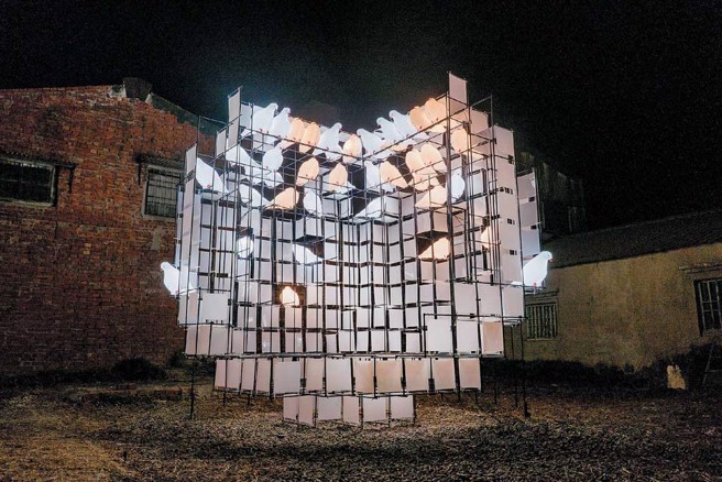 「漫月美行动特展」，展出艺术家赖彦勋在造月工坊的作品《How we build a MOON[8bit]》。（图／臺南市政府文化局）

