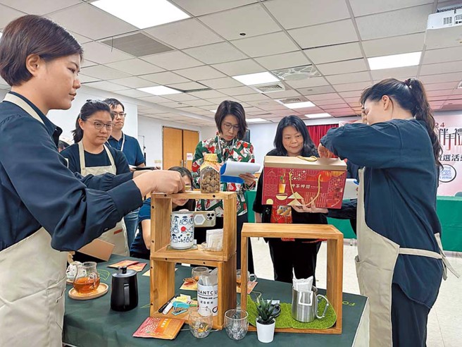 台南市政府经发局推出2024台湾灯会伴手礼徵选活动，吸引多样化的产品参加。（图／台南市政府经发局提供）

