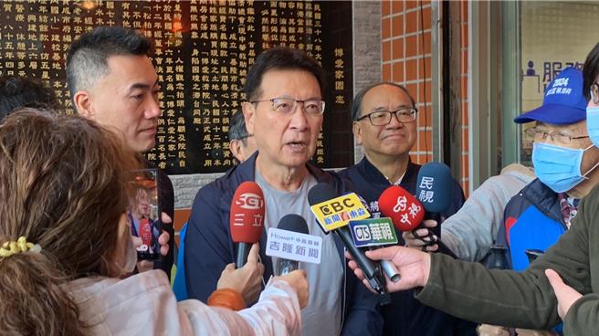 國民黨副總統候選人趙少康12日至基隆參訪博愛家園，趙受訪時將砲口轉向民眾黨總統候選人柯文哲，再度要求柯對於是否會與民進黨組聯合政府，或是立法院長是否挺綠表態，並酸柯內換了100多個局處首長、施政不佳連任差點選輸。（徐佑昇攝）