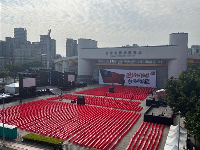 国民党在板桥第一运动场举办选前之夜，中午时会场已大致布置完成。（王扬杰摄）