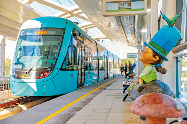 新北市观旅局建议春节期间，民眾可搭乘淡海轻轨畅游淡水、八里。（图／新北市观旅局提供）
