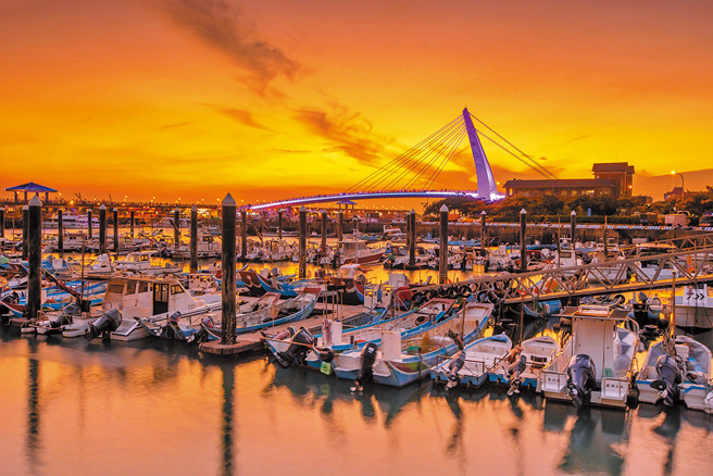 淡水渔人码头是欣赏夕照的绝佳地点。（图／新北市观旅局提供）