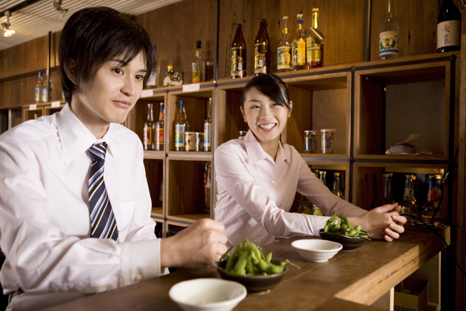 公司尾牙和男友生日撞期，妹子被情勒引起網友討論。（圖／shutterstock）